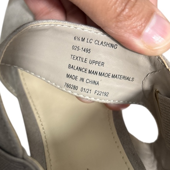 Liz Claiborne LC Clashing Low Heel Sandal Beige Suede Gold Accents Size 6.5 - Picture 10 of 10